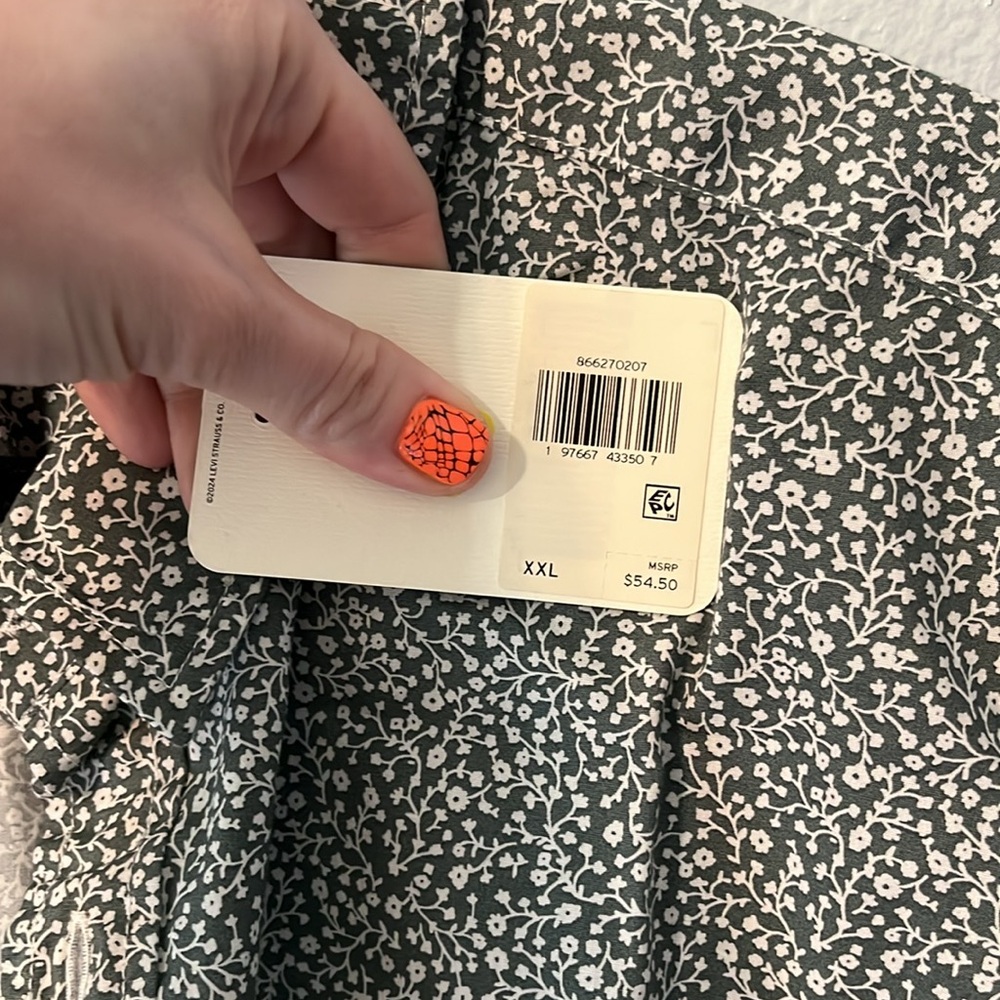 NWT LEVI'S | Green and White Floral Print Button Up Shirt - Picture 4 of 5